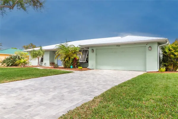 Property Slideshow image 2 of 48 | 7926 cypress lake dr, Sarasota, FL, 34243