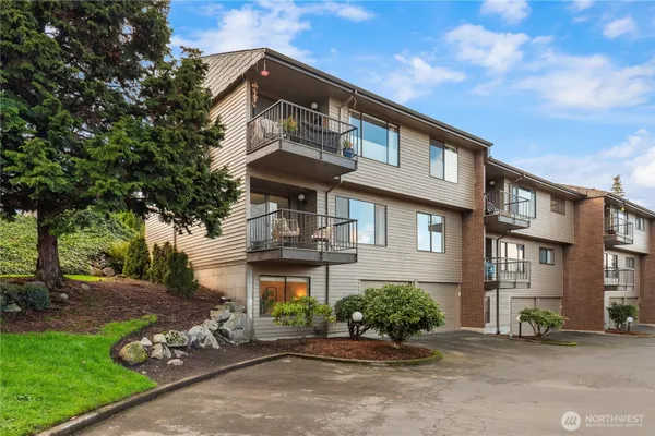 Property Slideshow image 2 of 40 | 10713 glen acres dr 10713, Seattle, WA, 98168