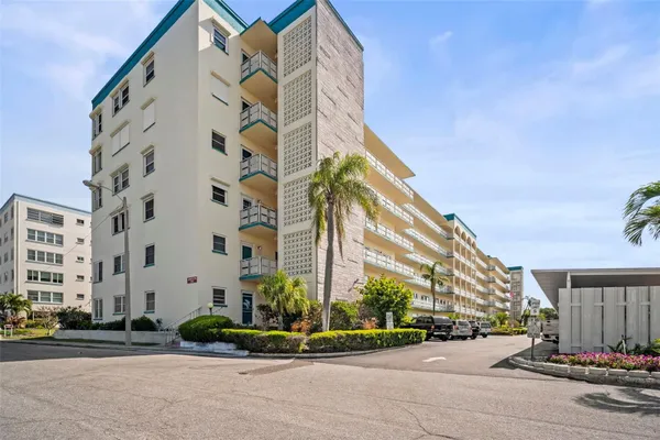 Property Slideshow image 2 of 32 | 2960 59th st 615, Gulfport, FL, 33707