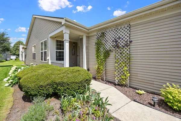 Property Slideshow image 3 of 34 | 21254 montclare lake dr, Crest Hill, IL, 60403