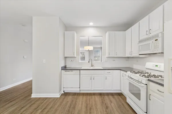 Property Slideshow image 3 of 23 | 820 bellevue cir, Oswego, IL, 60543