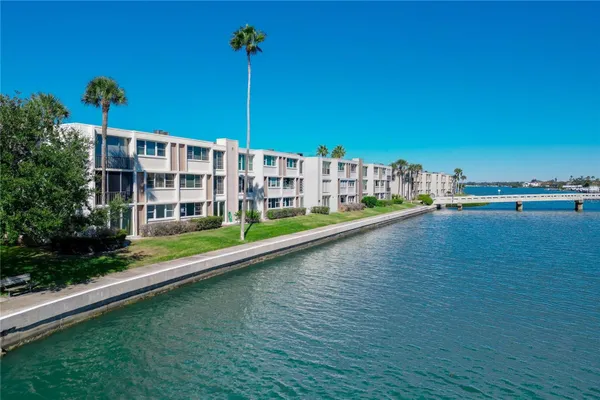 Property Slideshow image 3 of 45 | 7425 bay island dr 108, South Pasadena, FL, 33707