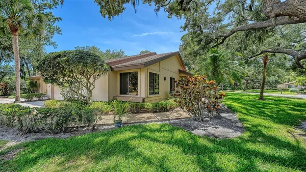 Property Slideshow image 3 of 38 | 4652 oak hollow dr 19, Sarasota, FL, 34241