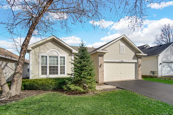 Property Slideshow image 2 of 28 | 1564 benzie cir, Romeoville, IL, 60446