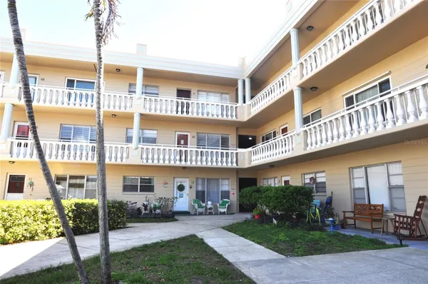 Property Slideshow image 2 of 26 | 2331 finlandia ln 43, Clearwater, FL, 33763