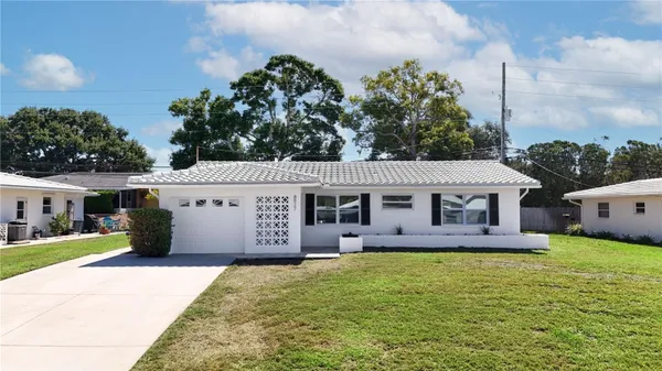 Property Slideshow image 2 of 32 | 8977 140th way, Seminole, FL, 33776