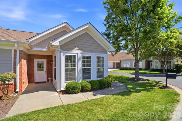 Property Slideshow image 2 of 36 | 2118 n castle ct, Matthews, NC, 28105