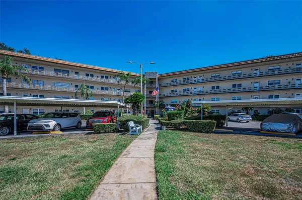 Property Slideshow image 2 of 40 | 5725 80th st 315, St Petersburg, FL, 33709