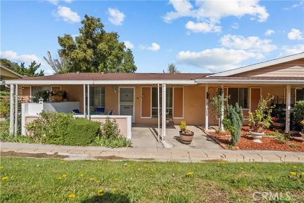 Property Slideshow image 3 of 36 | 19156 avenue of the oaks b, Newhall, CA, 91321