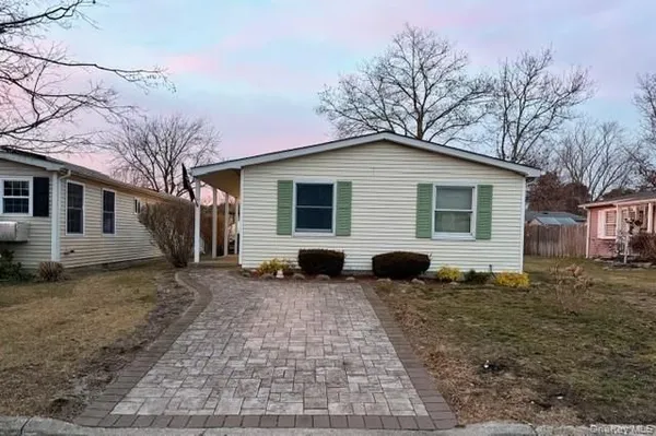 Property Slideshow image 3 of 16 | 42 village cir, Brookhaven, NY, 11949