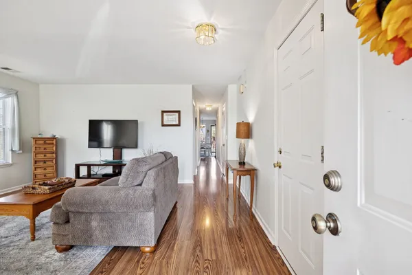 Property Slideshow image 2 of 49 | 117 newsom grn, Nashville, TN, 37221