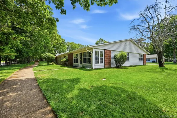 Property Slideshow image 2 of 19 | 133 eastbourne ct f, Brookhaven, NY, 11961