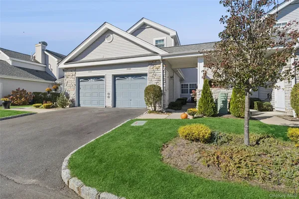 Property Slideshow image 3 of 38 | 546 highland ct, Moriches, NY, 11955