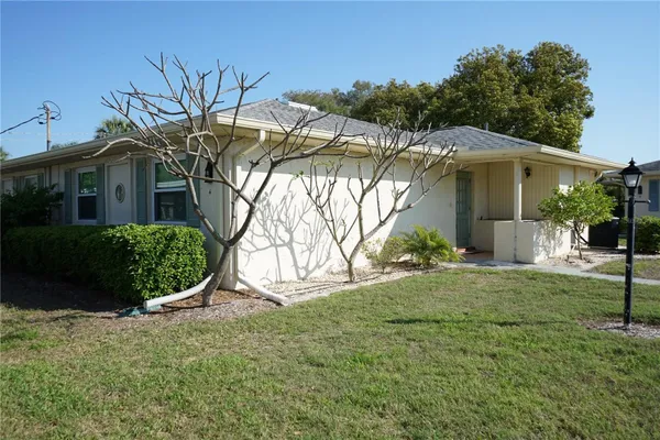 Property Slideshow image 2 of 53 | 1901 canterbury ln 4, Sun City Center, FL, 33573