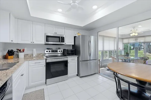 Property Slideshow image 2 of 41 | 1333 glen oaks dr 135, Sarasota, FL, 34232