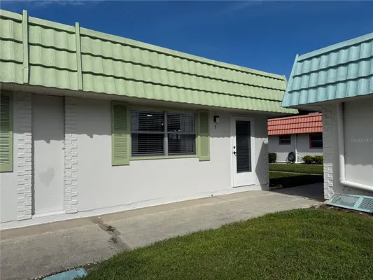 Property Slideshow image 2 of 23 | 1802 bedford ln 7, Sun City Center, FL, 33573