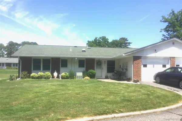 Property Slideshow image 2 of 25 | 207 woodbridge dr b, Brookhaven, NY, 11961