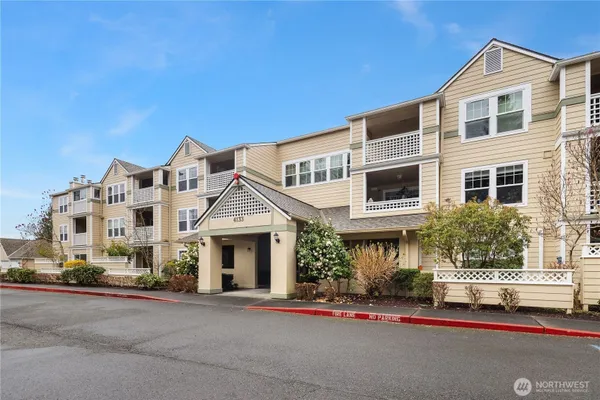 Property Slideshow image 2 of 30 | 4133 224th ln 213, Issaquah, WA, 98029