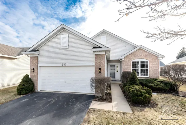 Property Slideshow image 2 of 39 | 733 s mecosta ln, Romeoville, IL, 60446