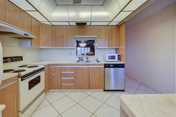 Property Slideshow image 3 of 28 | 2101 lucaya bnd e4, Coconut Creek, FL, 33066