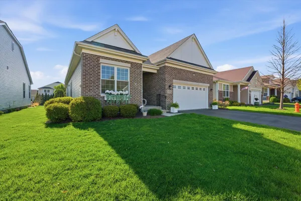 Property Slideshow image 2 of 34 | 4055 chesapeake ln, Naperville, IL, 60564