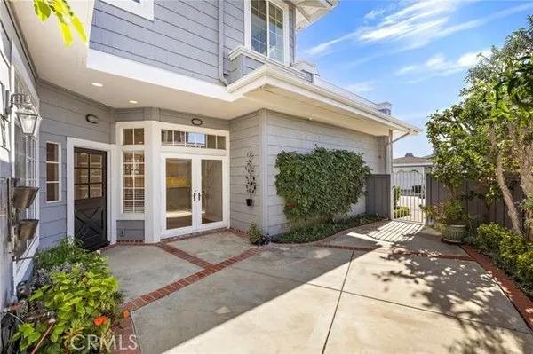 Property Slideshow image 3 of 25 | 3610 daffodil ave 29, Corona Del Mar, CA, 92625