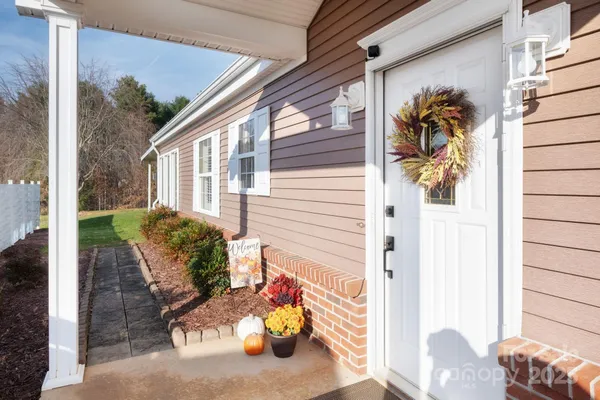 Property Slideshow image 2 of 40 | 11c heather way, Candler, NC, 28715