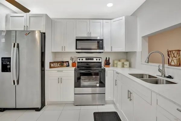 Property Slideshow image 2 of 35 | 1200 sw 124th ter 404 o, Pembroke Pines, FL, 33027