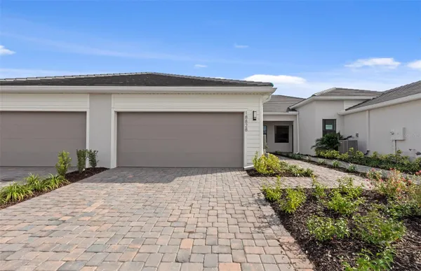 Property Slideshow image 2 of 23 | 18828 indian rock pl, Lakewood Ranch, FL, 34211