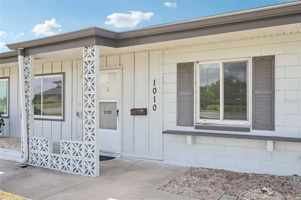 Property Slideshow image 2 of 44 | 1010 n pebble beach blvd, Sun City Center, FL, 33573