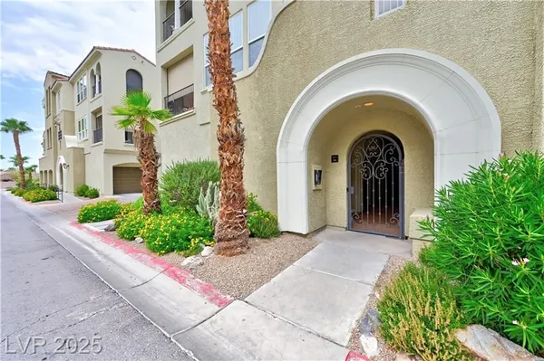 Property Slideshow image 3 of 45 | 2555 hampton rd 3206, Henderson, NV, 89052