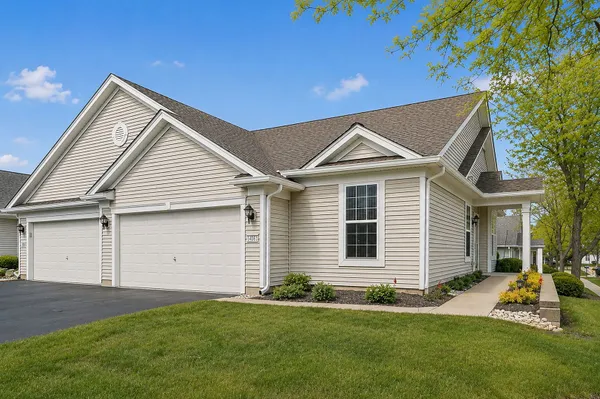 Property Slideshow image 2 of 18 | 14060 moraine hills dr 14060, Huntley, IL, 60142
