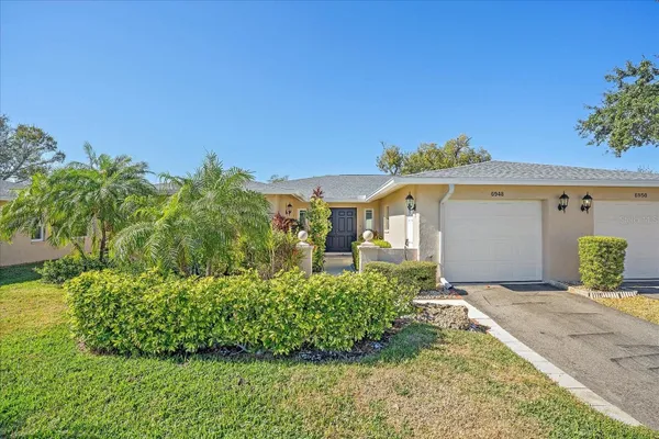 Property Slideshow image 3 of 32 | 6948 w country club dr v-81, Sarasota, FL, 34243