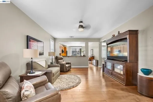 Property Slideshow image 3 of 31 | 7417 chatsworth cir, Elk Grove, CA, 95757