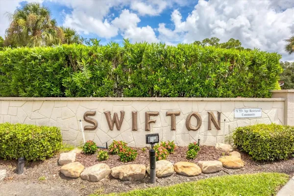 Property Slideshow image 2 of 32 | 2809 swifton dr 4, Sarasota, FL, 34231