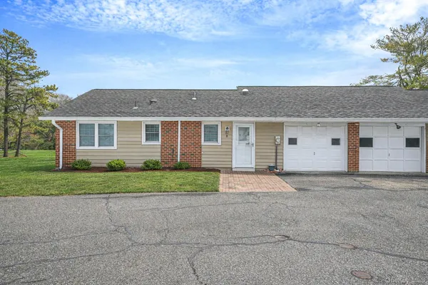 Property Slideshow image 2 of 32 | 61 enfield ct b, Brookhaven, NY, 11961