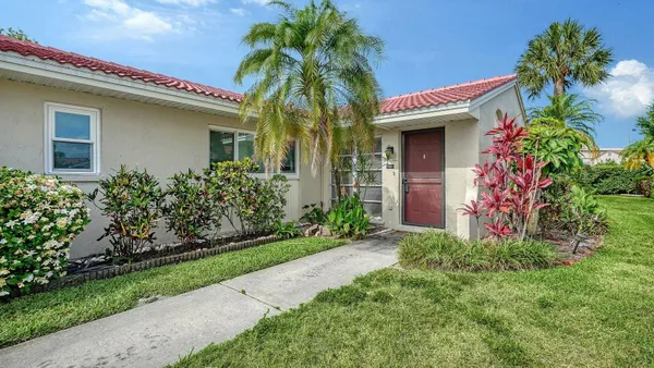 Property Slideshow image 2 of 48 | 2121 pueblo cir v6, Sarasota, FL, 34231