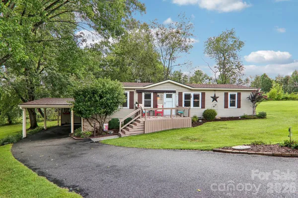 Property Slideshow image 2 of 44 | 305 meadowbrook ct, Hendersonville, NC, 28792