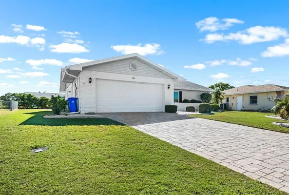 Property Slideshow image 2 of 45 | 606 fort duquesna dr, Sun City Center, FL, 33573