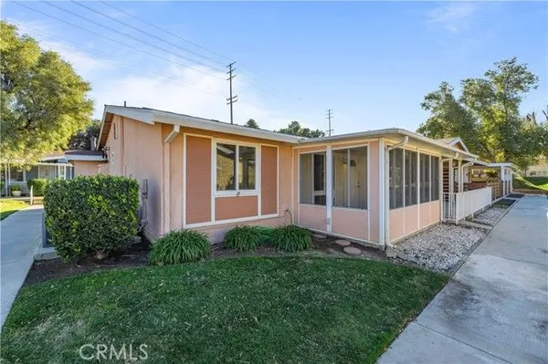Property Slideshow image 3 of 56 | 19152 avenue of the oaks b, Newhall, CA, 91321