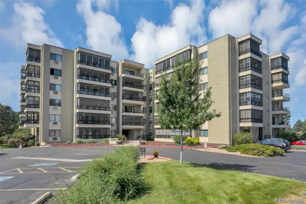 Property Slideshow image 2 of 14 | 13901 e marina dr 105, Aurora, CO, 80014