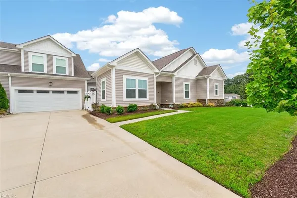 Property Slideshow image 2 of 40 | 1501 acadian dr d, Suffolk, VA, 23434