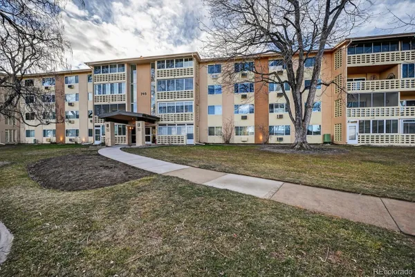 Property Slideshow image 2 of 30 | 745 s alton way 8b, Denver, CO, 80247