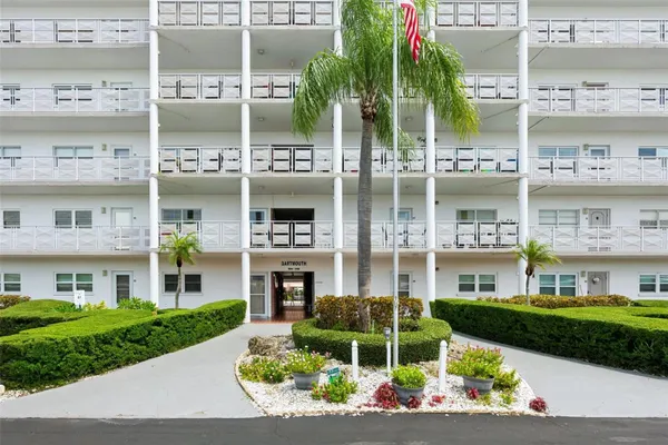 Property Slideshow image 2 of 27 | 5501 80th st 402, St Petersburg, FL, 33709