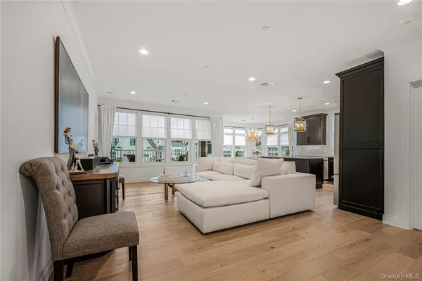 Property Slideshow image 2 of 29 | 21105 aspenwood dr 275, Oyster Bay, NY, 11803