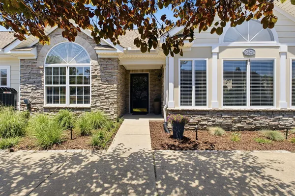 Property Slideshow image 2 of 38 | 825 s browns ln 1602, Gallatin, TN, 37066