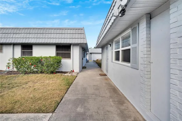 Property Slideshow image 3 of 49 | 202 bedford trl 112, Sun City Center, FL, 33573