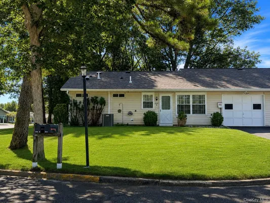 Property Slideshow image 2 of 13 | 344 woodbridge dr b, Brookhaven, NY, 11961