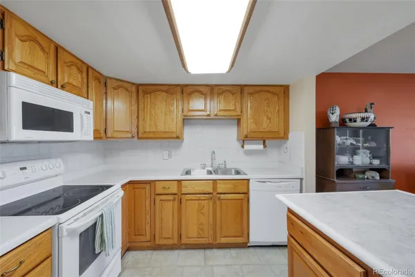 Property Slideshow image 2 of 45 | 14001 e marina dr 607, Aurora, CO, 80014