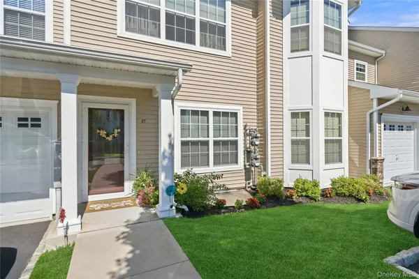 Property Slideshow image 2 of 38 | 37 halley dr 17, Brookhaven, NY, 11772